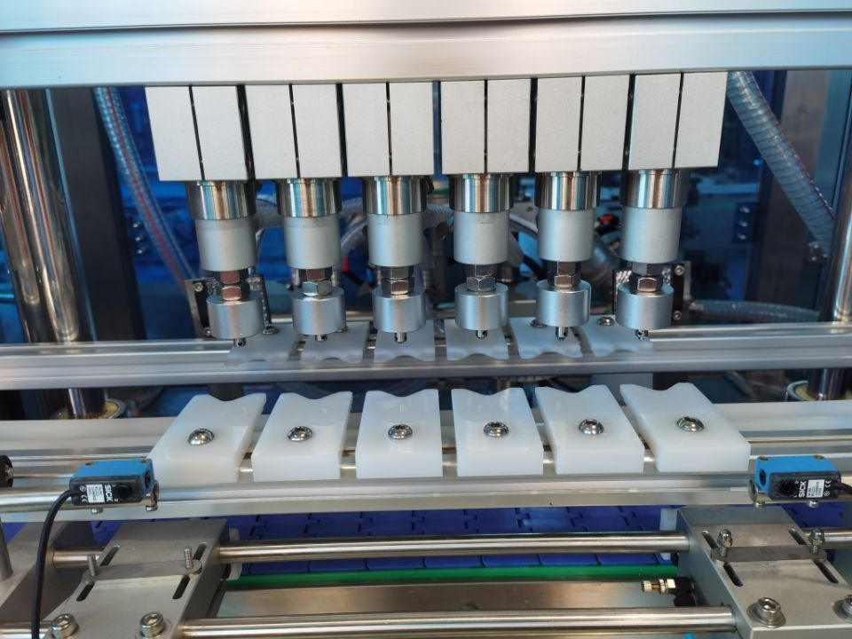 Perfume Bottle Vacuum Overflow Filling Machine 1500-2500BPH Multi-Nozzle Type